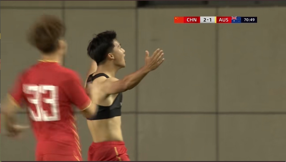脫衣慶祝！梁仕宇頭球接力破門，國少3-1領(lǐng)先澳大利亞U16