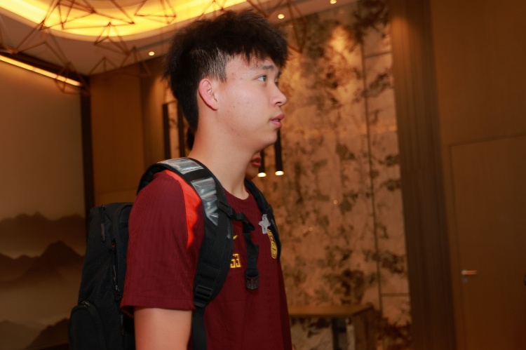 和剛才我直播時候分析的一樣印尼主攻右路，王鈺棟狀態(tài)不錯有機會