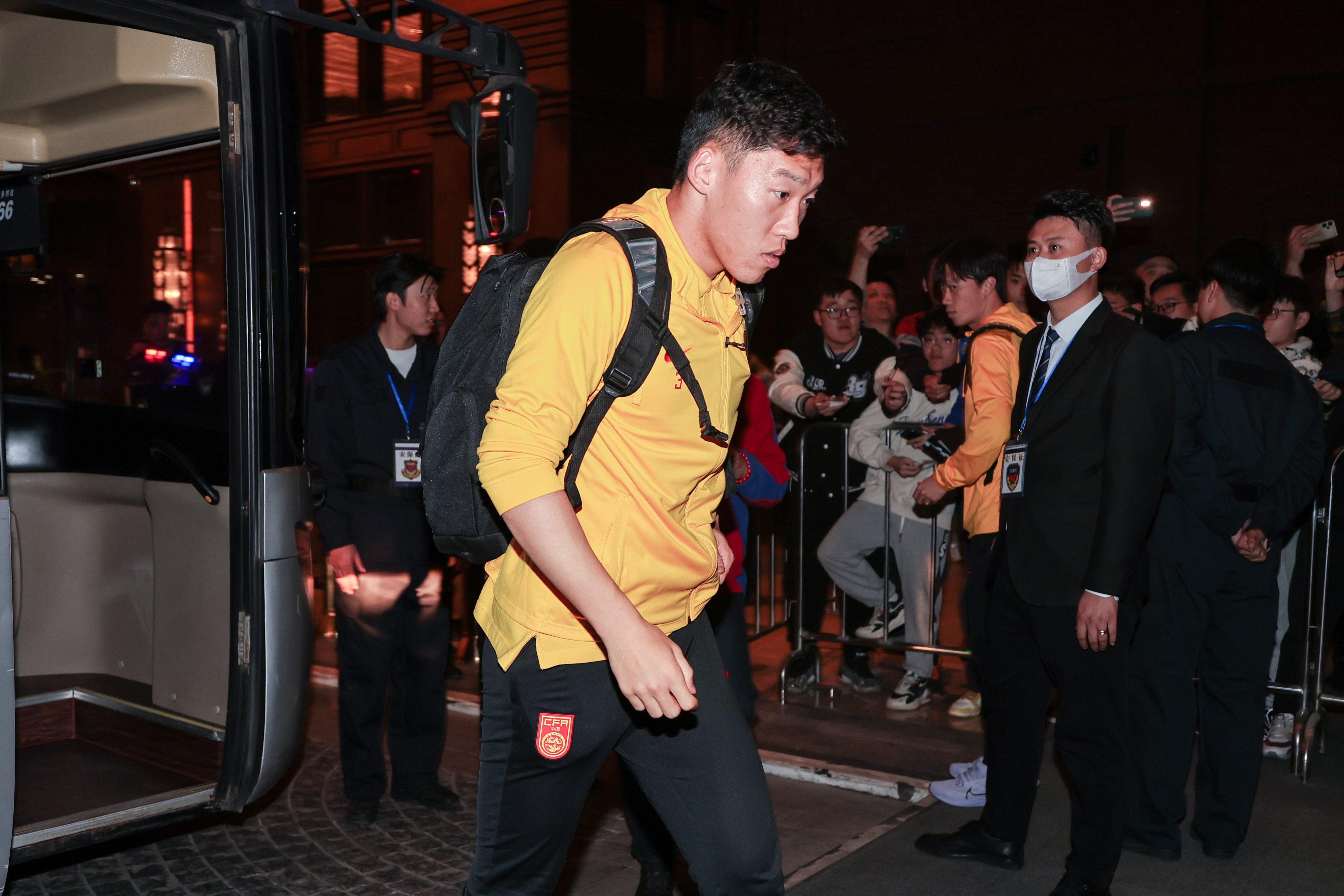 記者：朱辰杰和胡荷韜都將拍片檢查，初步診斷看朱辰杰很可能拉傷