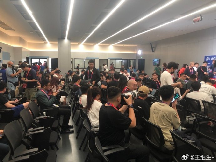 18強(qiáng)賽收官戰(zhàn)！記者：國(guó)足賽前發(fā)布會(huì)媒體記者還是不少