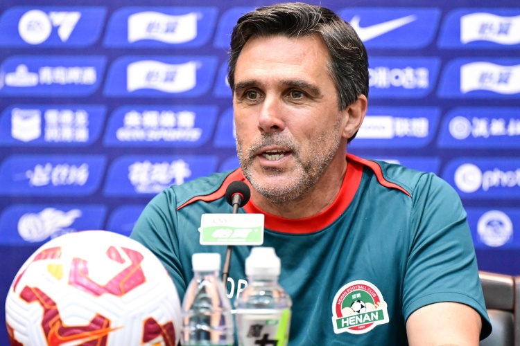 足球報：河南隊(duì)?wèi)?zhàn)術(shù)轉(zhuǎn)變強(qiáng)調(diào)侵略性，賽程密集考驗(yàn)輪換技巧