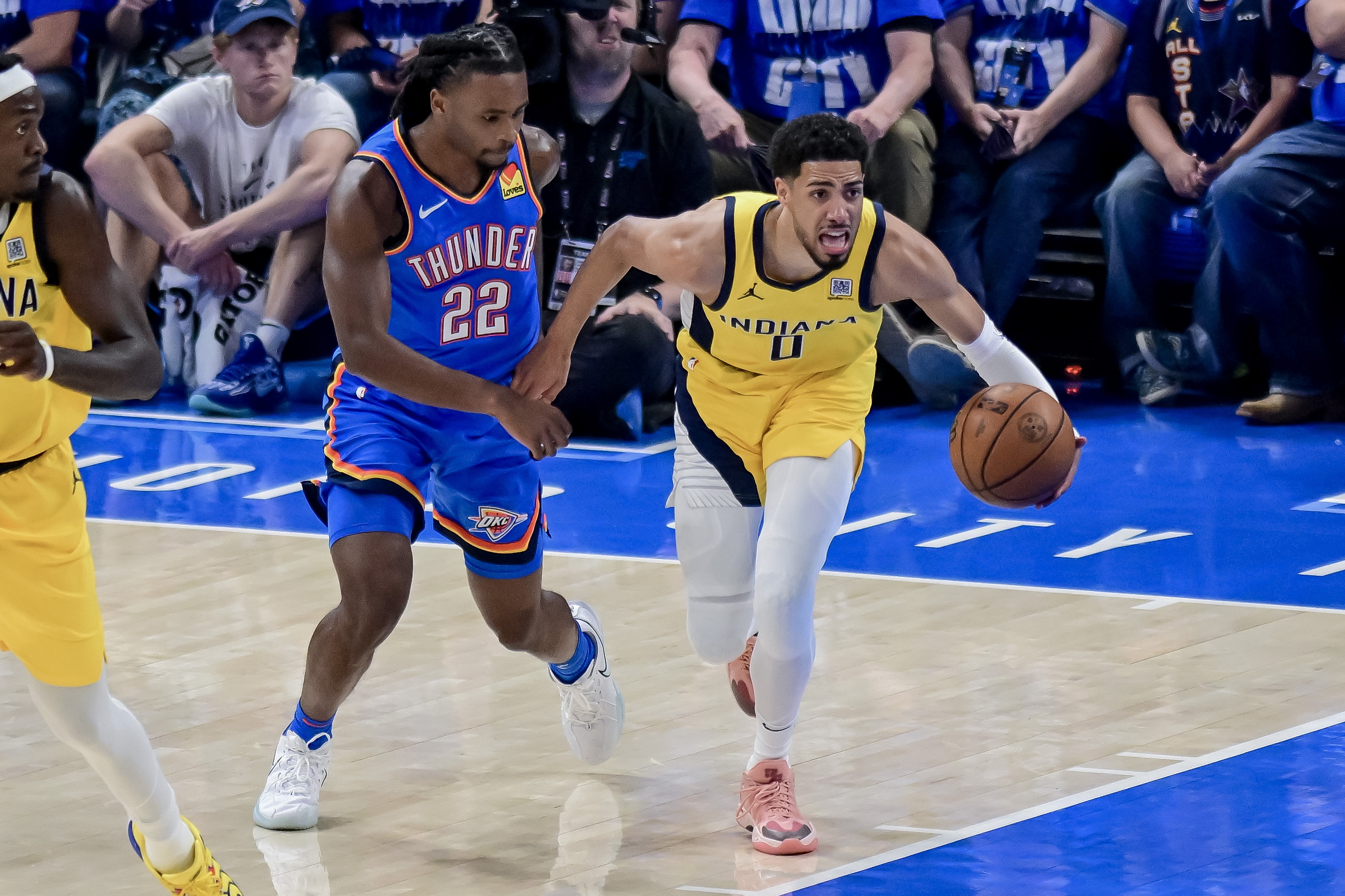 總決賽1-1??記者：哈利伯頓出席賽后發(fā)布會 走路明顯一瘸一拐的