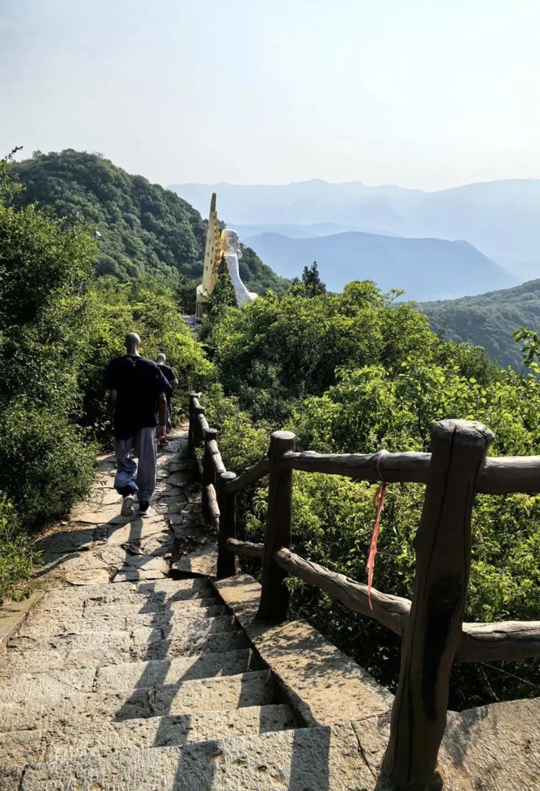 刺迷千千萬??文班修行照是一位馬刺球迷的僧人所拍攝