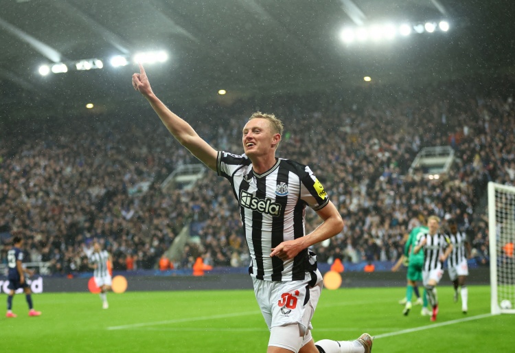 紀(jì)事報：紐卡斯?fàn)栍幸獬鍪劾仕顾驌Q錢，但主帥埃迪豪不想他離隊