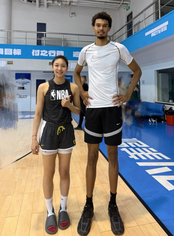 ??當(dāng)時(shí)的秀發(fā)依然濃密！北京女籃球員齊鈺曬與文班亞馬的合照