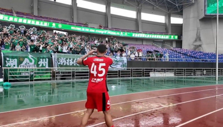 浙江2-2上海海港，萊昂納多被換下時(shí)前往場(chǎng)邊向老東家球迷謝場(chǎng)