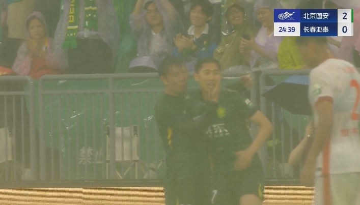 國(guó)安2-0領(lǐng)先亞泰！國(guó)安前場(chǎng)精彩配合，曹永競(jìng)包抄破門法比奧助攻