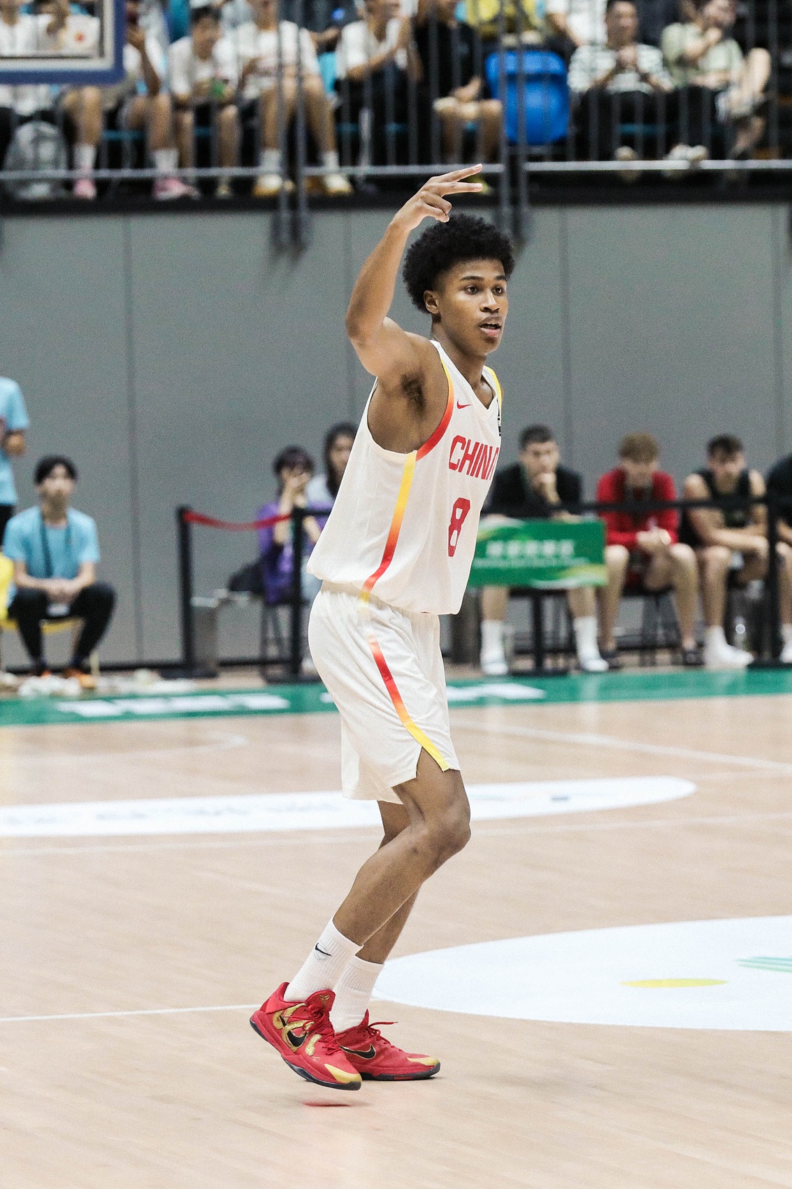 攻防俱佳！彰華非8投5中&三分5中2貢獻(xiàn)全隊(duì)最高14分 另有4次搶斷