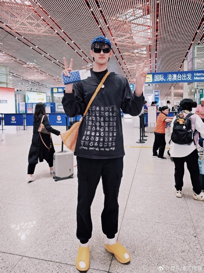 早日康復(fù)！曾凡博工作室曬小曾機(jī)場照：德國康復(fù)訓(xùn)練之旅啟程