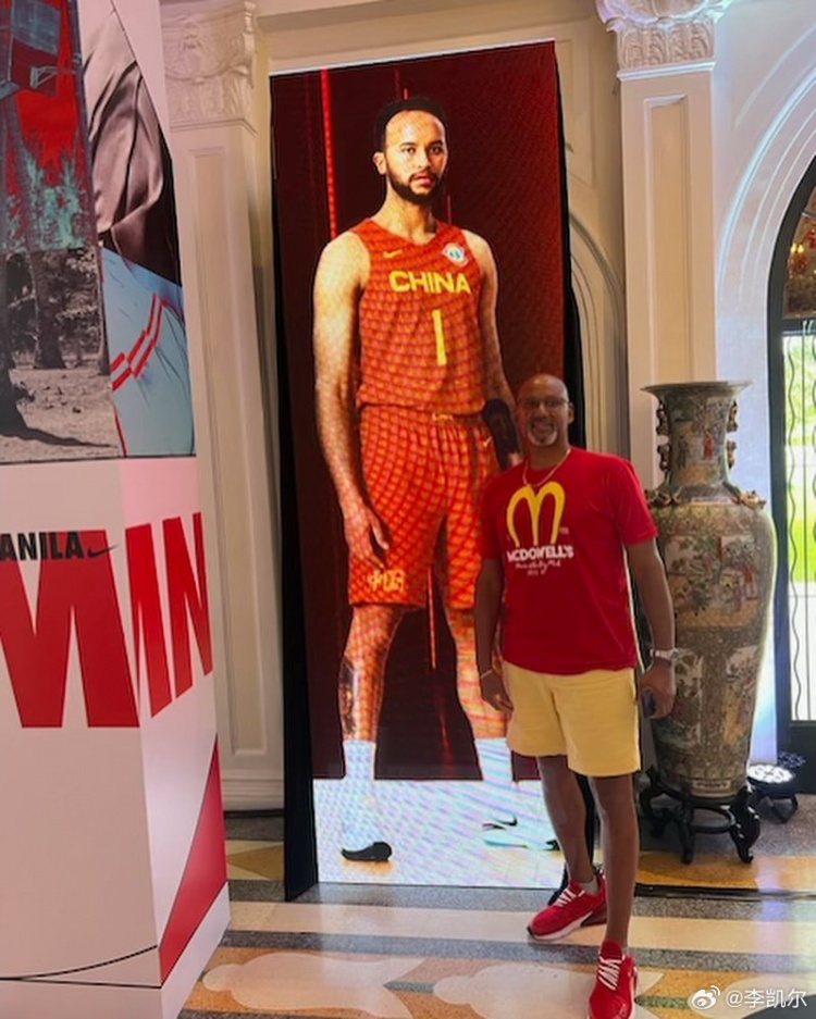 中國男籃球衣照??李凱爾曬父親與自己宣傳照合影：享受你的節(jié)日