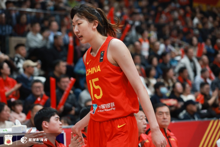 絕對(duì)的高度優(yōu)勢(shì)！中國(guó)女籃籃板44-20領(lǐng)先日本女籃 前場(chǎng)板16-5