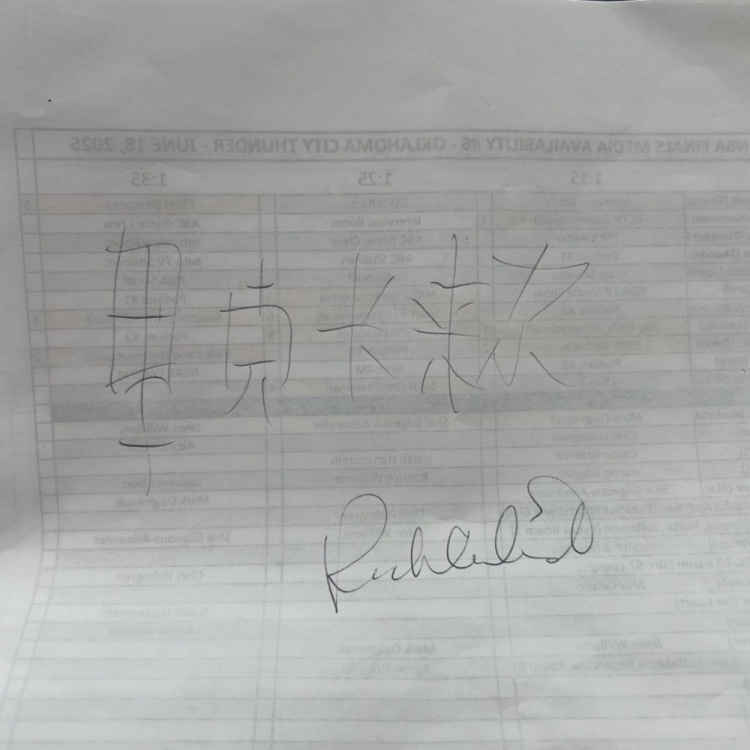 ??東方力量加持！卡萊爾訓(xùn)練時(shí)手寫了自己的中文名 然后簽了名
