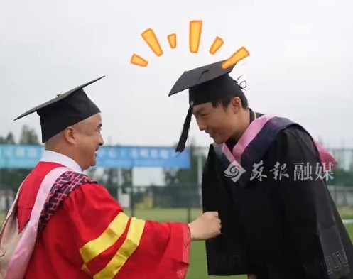 蘇州大學副校長前往訓練基地，為蘇州隊守門員紀振勇?lián)芩? 
                                         class=