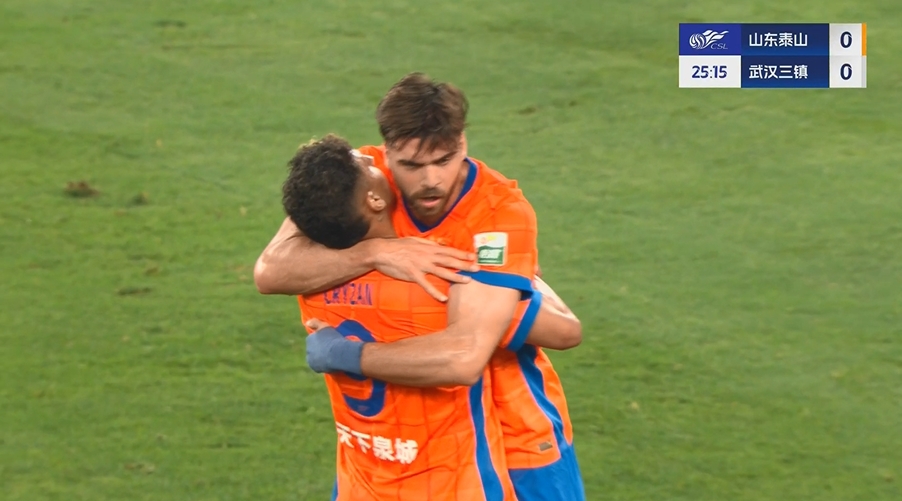 泰山1-0領(lǐng)先三鎮(zhèn)！謝文能右路傳中，澤卡后點(diǎn)無(wú)人盯防頭球破門