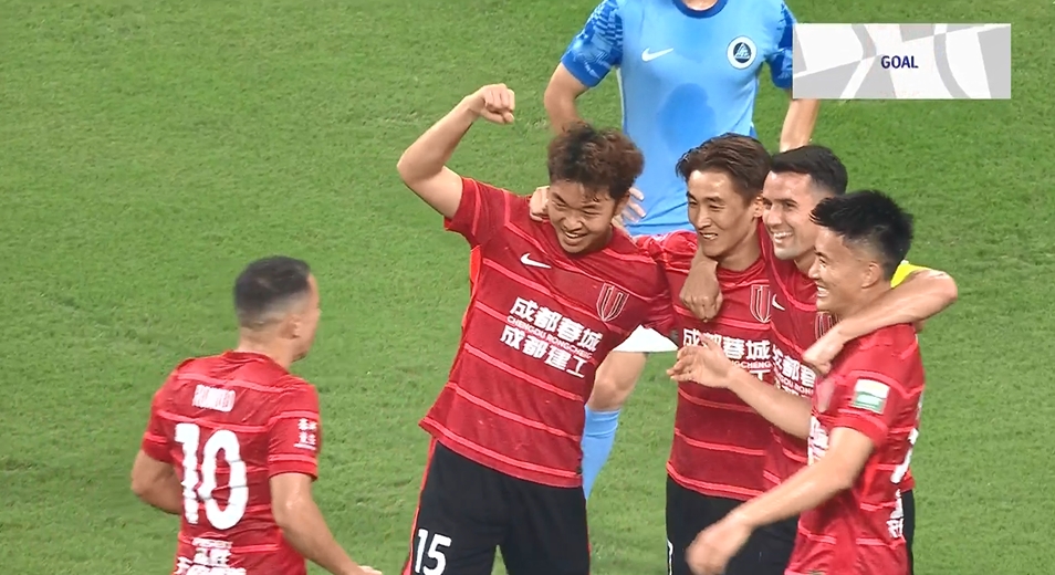 第15分鐘，韋世豪助攻嚴鼎皓推射破門，蓉城2-0領(lǐng)先新鵬城