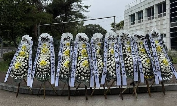??韓媒：對奇誠庸轉會不滿，首爾FC球迷集體給俱樂部送祭奠花圈