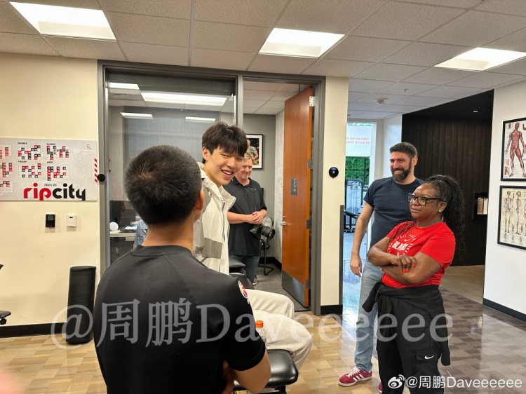 周鵬：發(fā)布會后球隊與瀚森溝通 譬如喜歡吃什么 事無巨細熱情極了