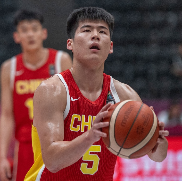 發(fā)揮穩(wěn)定！陳家政U19男籃世界杯場(chǎng)均得到15.4分3板2.1助1.1斷