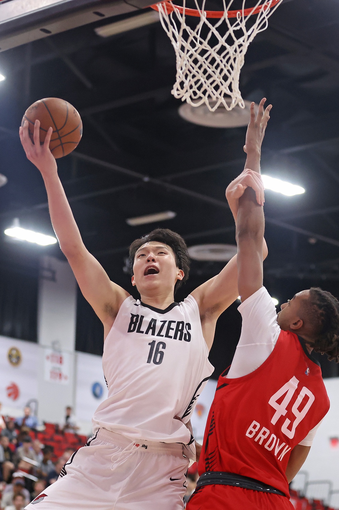 媒體人：對面內(nèi)線很空時 楊瀚森上一場選擇傳球 這場他選擇去殺傷