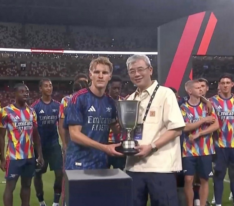 友誼賽阿森納1-0戰(zhàn)勝AC米蘭，隊長厄德高接過冠軍獎杯