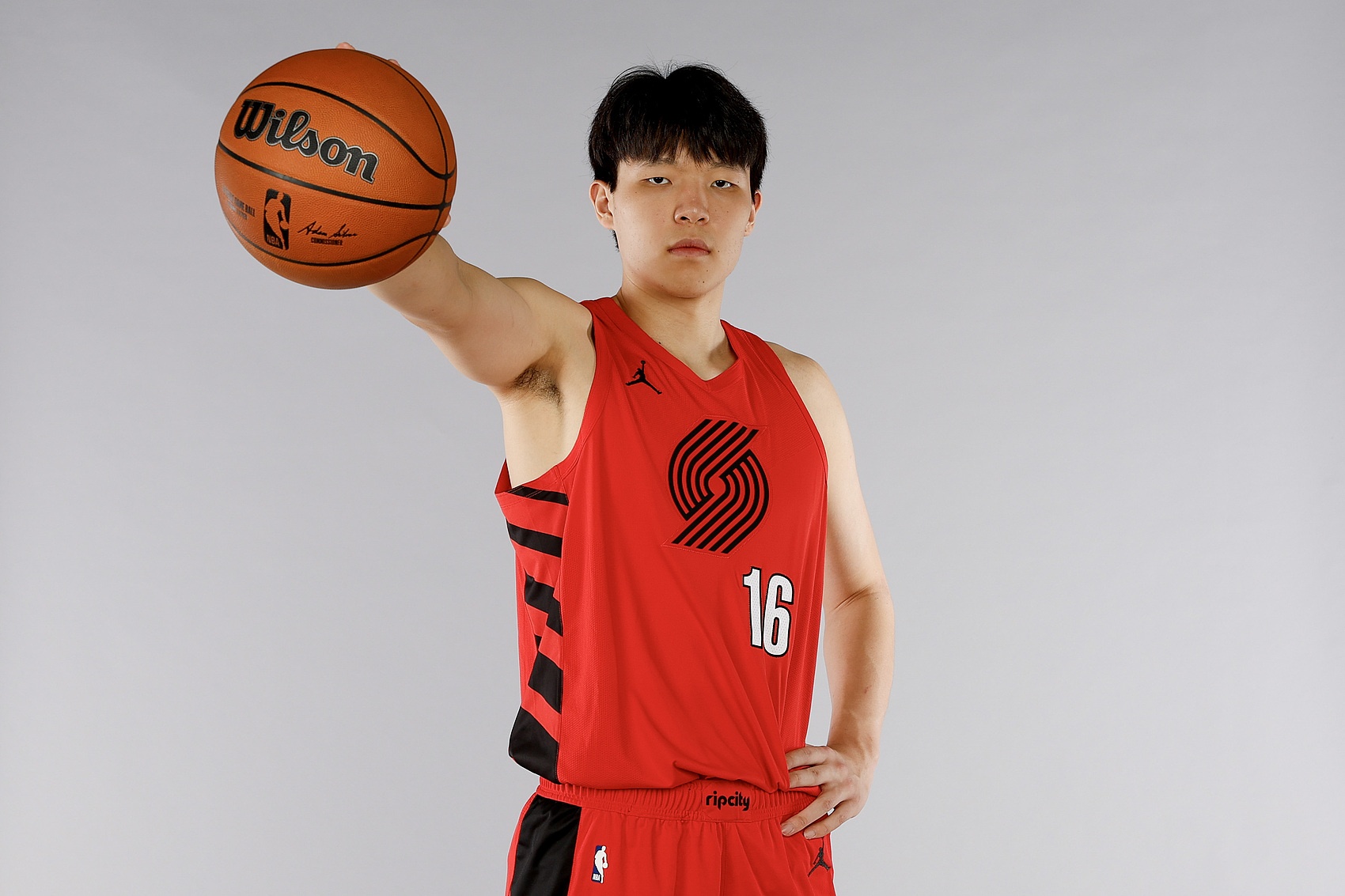 ??來(lái)認(rèn)認(rèn)人！開(kāi)拓者17人大名單敲定：霍勒迪利拉德楊瀚森領(lǐng)銜！