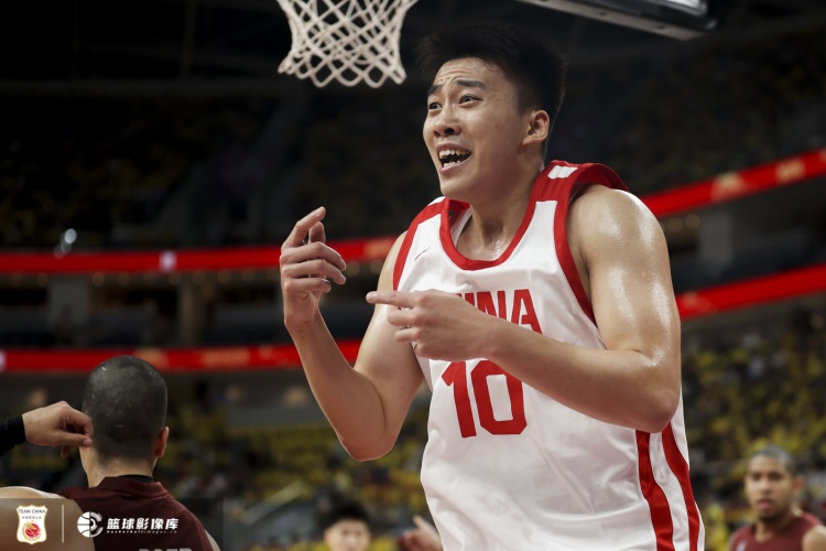 可圈可點(diǎn)！20歲王俊杰17分鐘7中3拿到8分4板 三分4中2