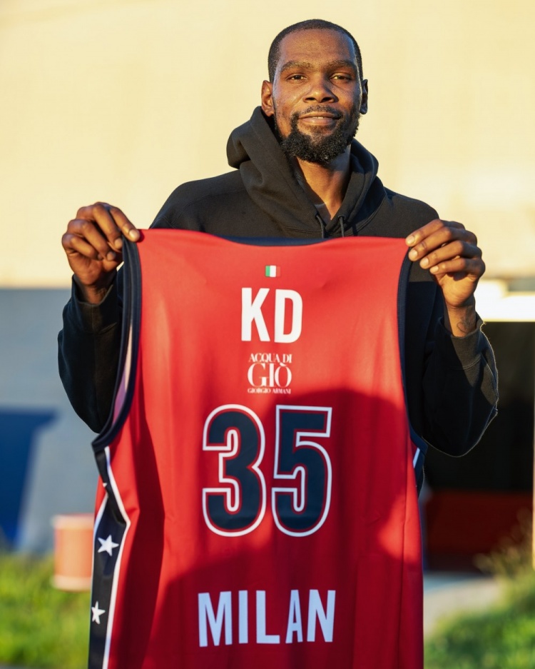 杜蘭特造訪米蘭阿瑪尼獲贈(zèng)球衣！主隊(duì)：我們球衣顏色很適合你