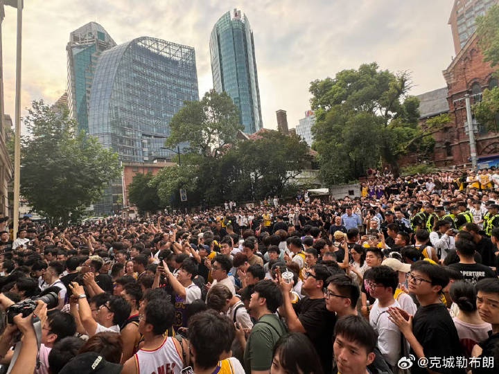 網(wǎng)友曬照：公司樓下好多人 感謝詹姆斯MVP 領(lǐng)導(dǎo)讓我們早點(diǎn)下班