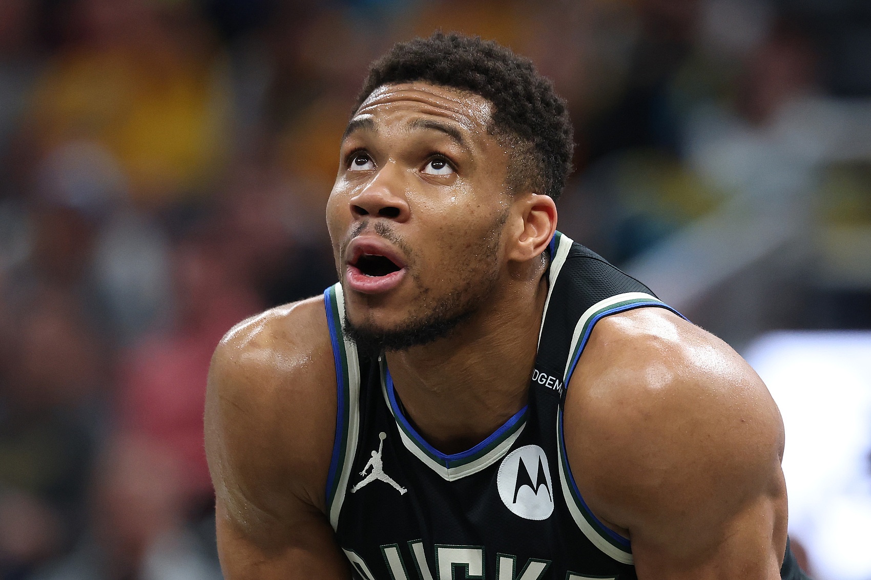 巴克利：人們說字母哥沒幫手該離隊(duì) 當(dāng)年怎么不為我和尤因發(fā)聲呢