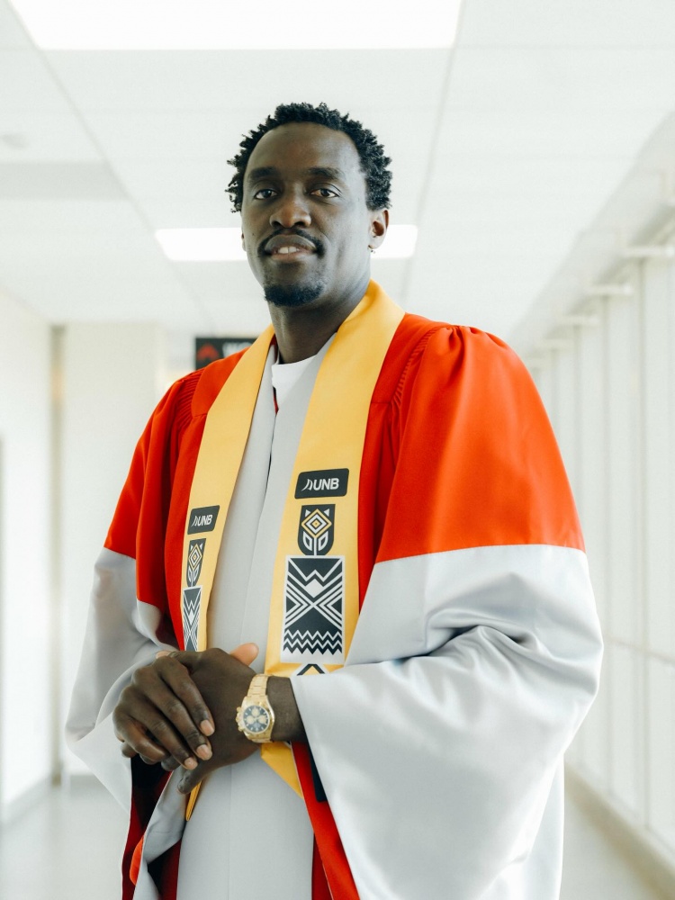 西亞卡姆獲榮譽(yù)博士學(xué)位 并設(shè)立獎(jiǎng)學(xué)金回饋家鄉(xiāng)學(xué)子