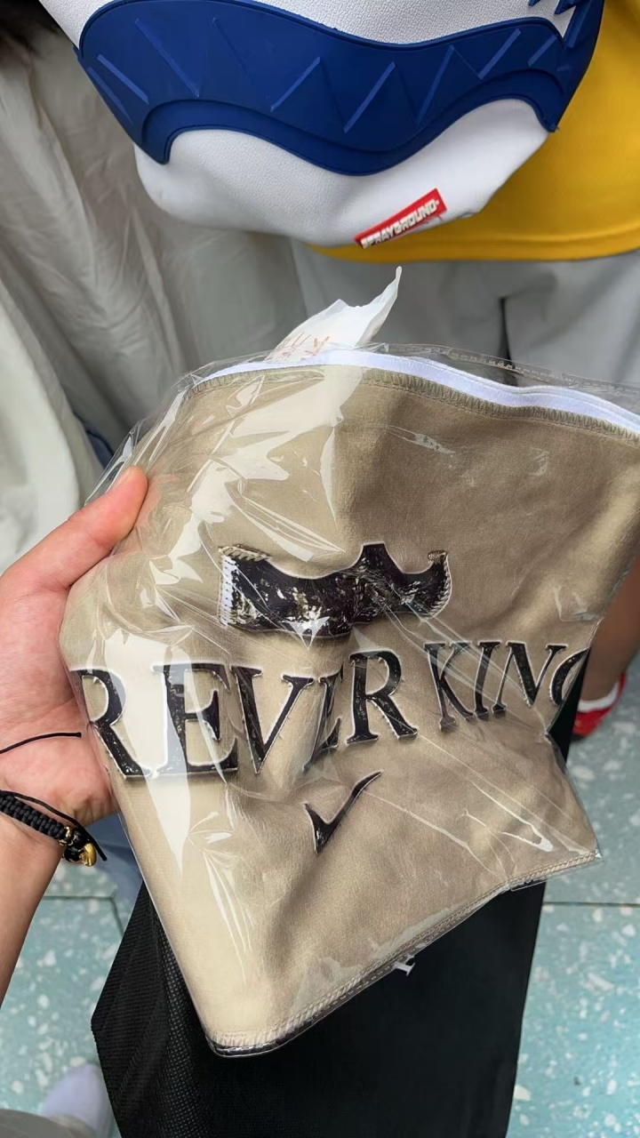 大雨滂沱！耐克給在萬象城外等待老詹的球迷發(fā)放了定制版毛巾