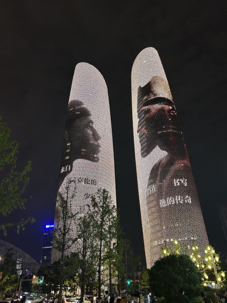 詹姆斯在結(jié)束成都站活動后 親自來到成都雙子塔前合影留念