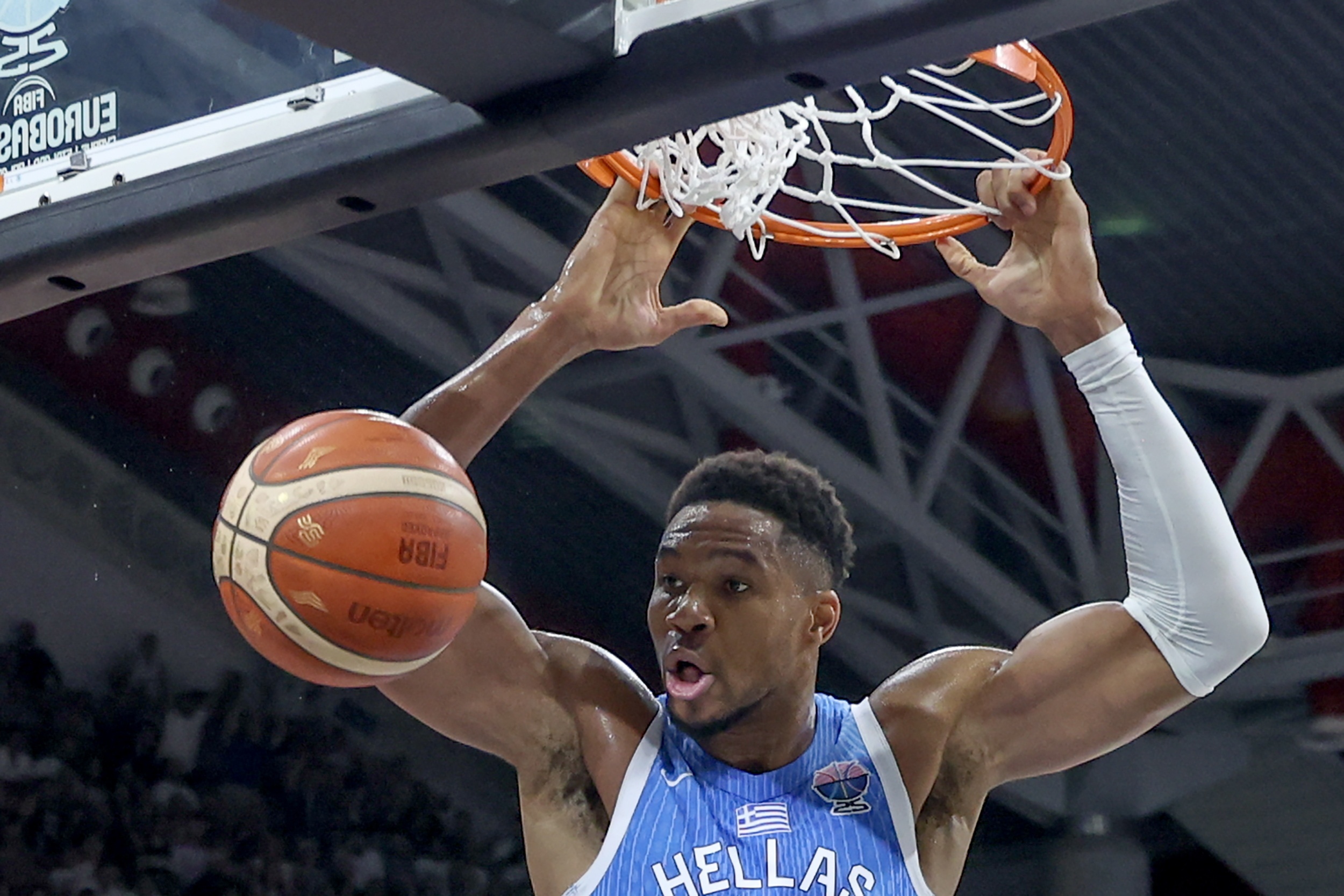 掌握命運！字母哥摧毀西班牙內(nèi)線 爆砍25分14板9助淘汰對手鎖第1