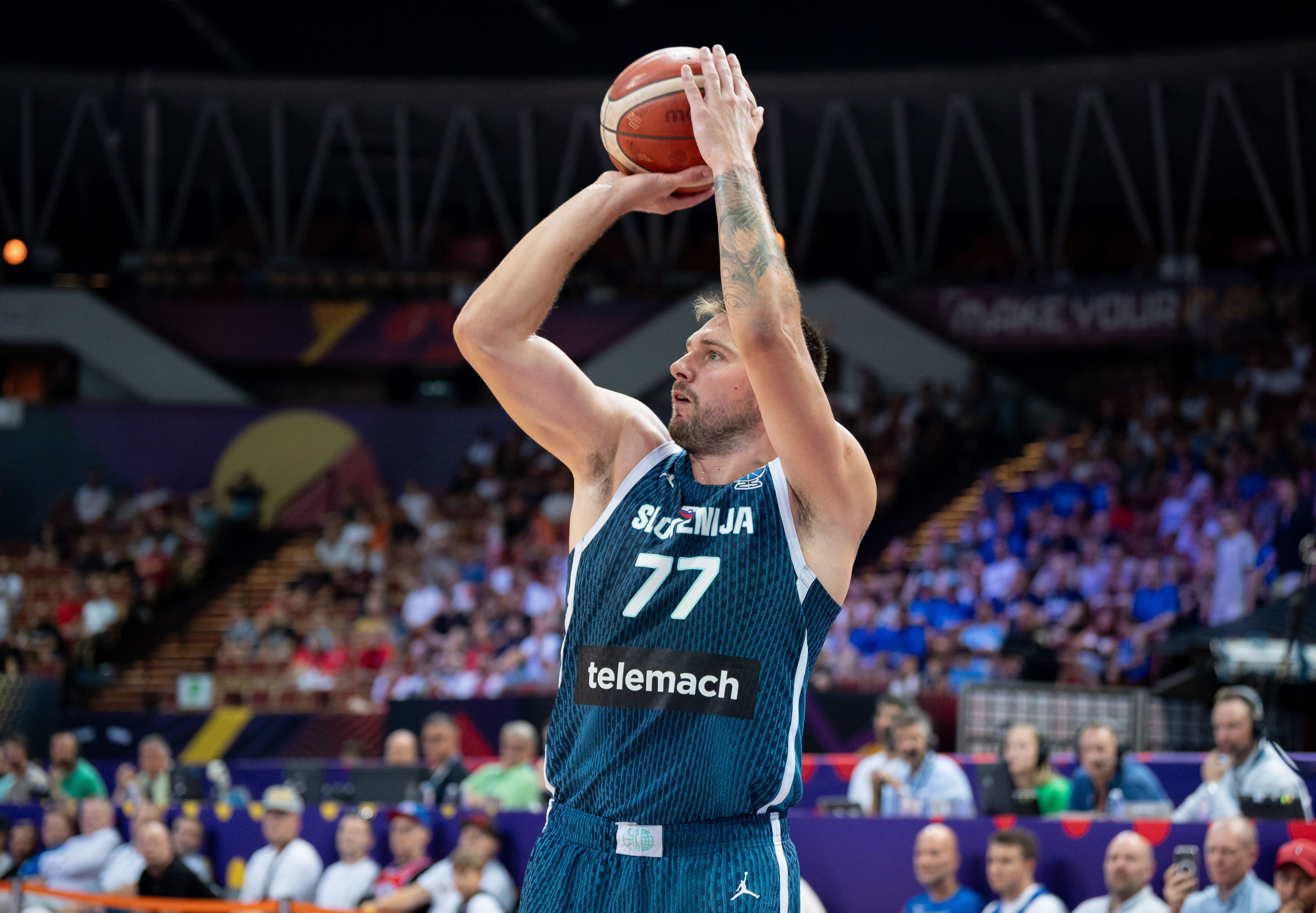 超級(jí)大核！東契奇半場(chǎng)13中7&罰球9中9拿到24分6板6助2斷1帽