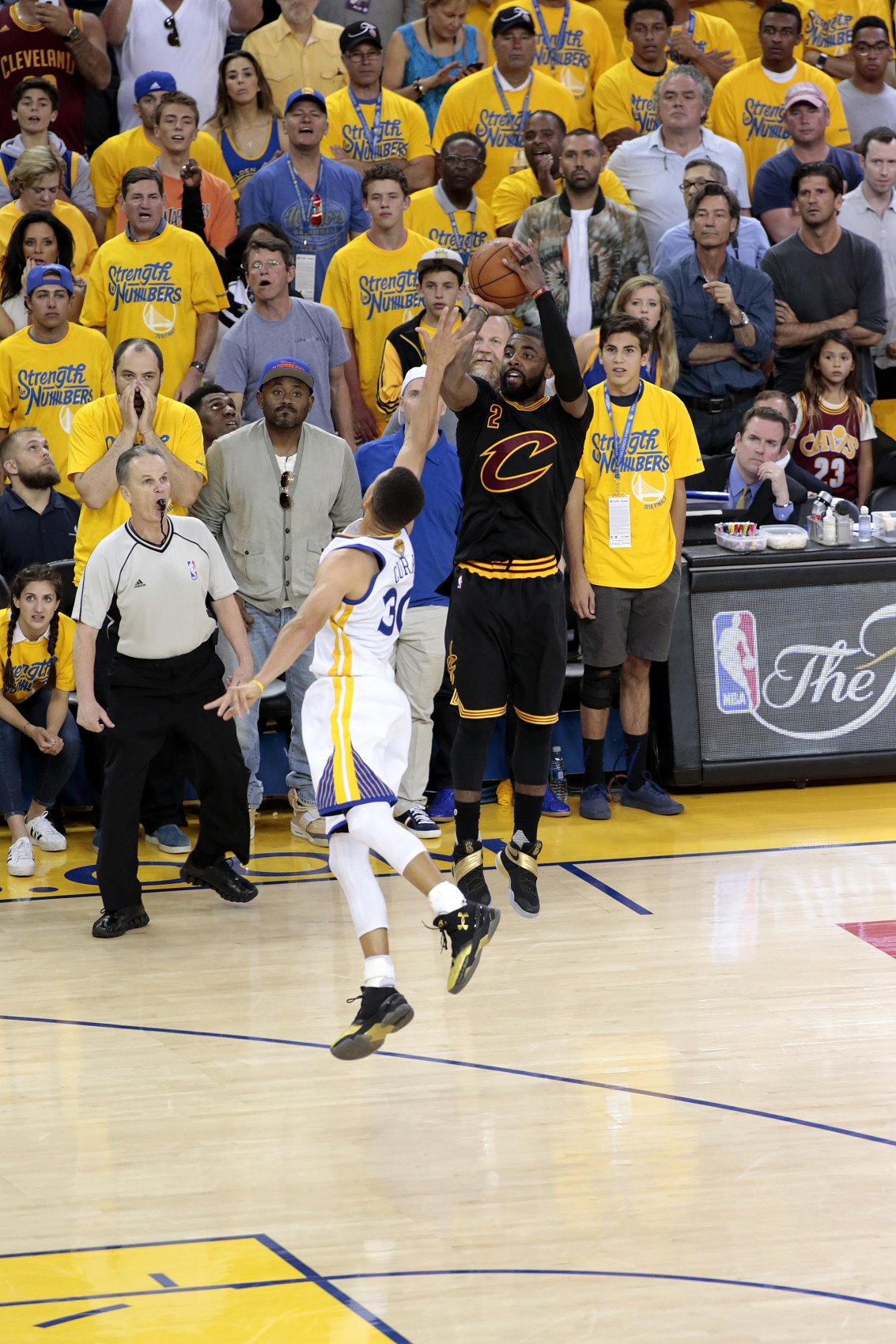 美記：歐文投進(jìn)NBA歷史著名關(guān)鍵球 他和追夢(mèng)克萊入選名人堂無(wú)懸念