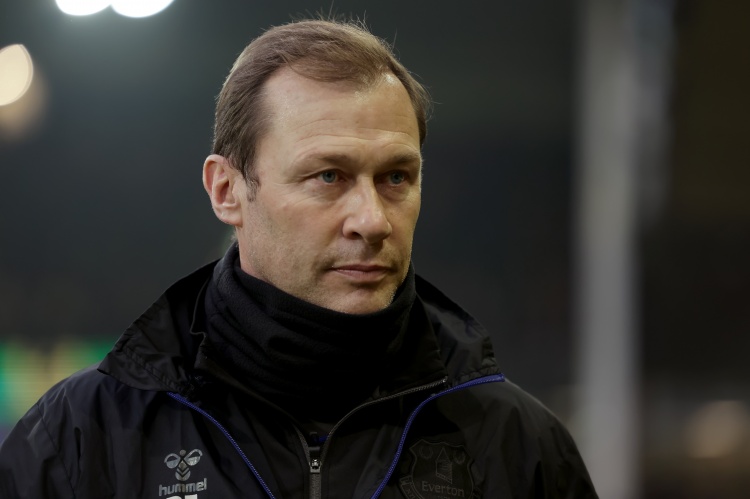 埃弗頓名宿弗格森出席球迷父親葬禮，網(wǎng)友：他是真正的人民英雄