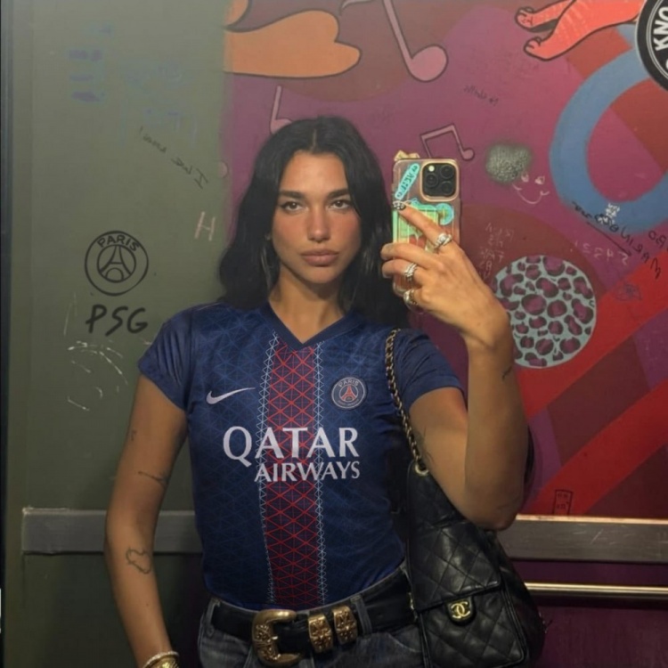名人球迷！巴黎官方曬歌手DUA LIPA穿巴黎球衣照
