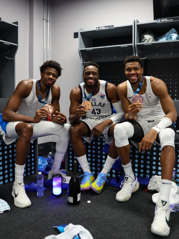 一次賽事三枚銅牌！字母哥曬三兄弟奪得銅牌后的合照