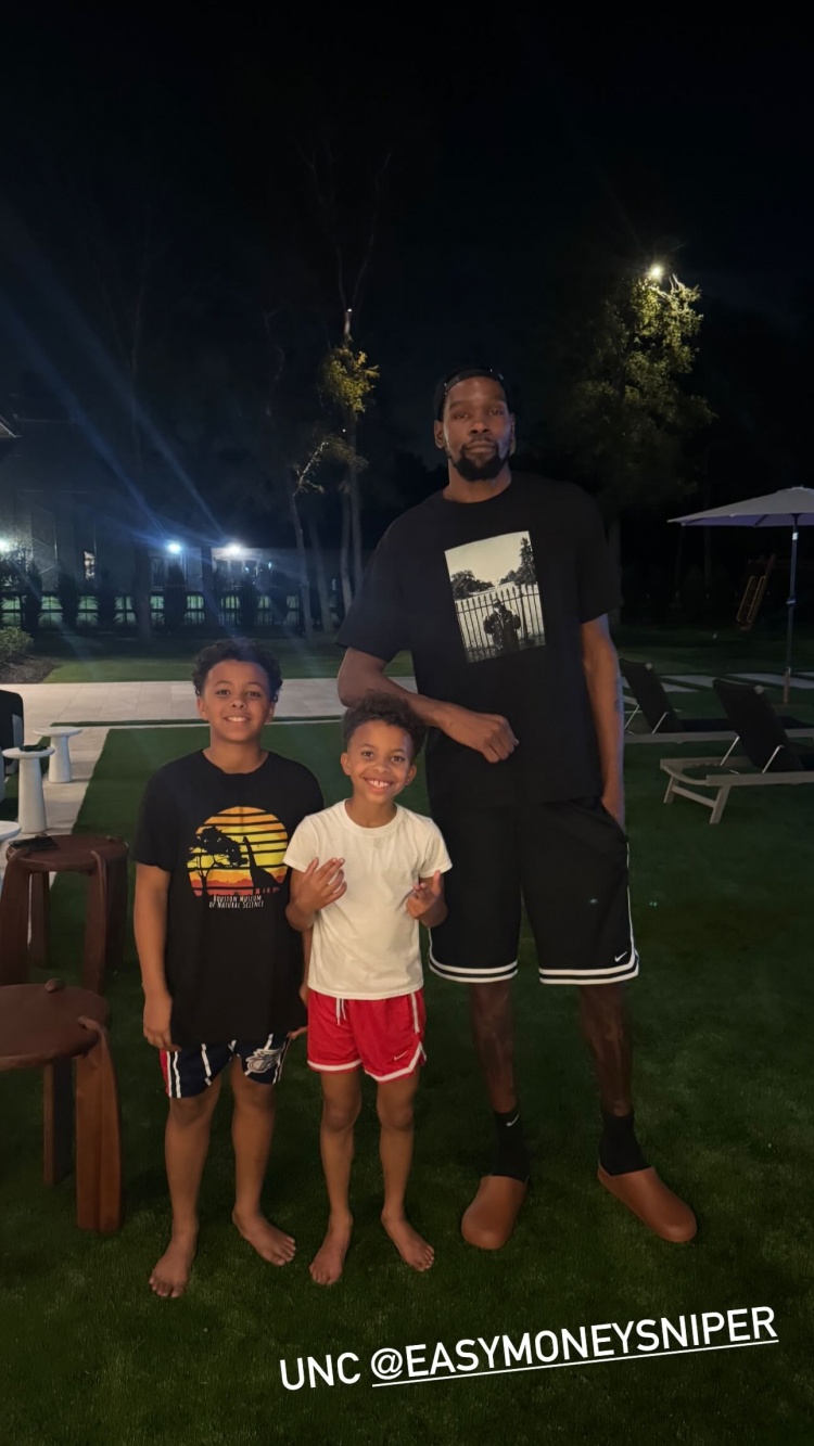 KD到休城了？火箭球探奧古斯汀曬兒子與杜蘭特合照 2人是大學隊友