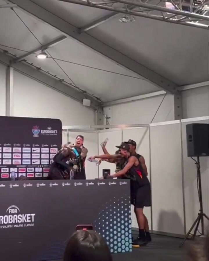 生日夜奪冠+MVP！施羅德賽后新聞發(fā)布會被隊友潑水慶生&唱生日歌