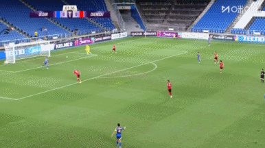 蔚山后場(chǎng)出球送禮，羅慕洛禁區(qū)大空位不停球直接射門踢偏