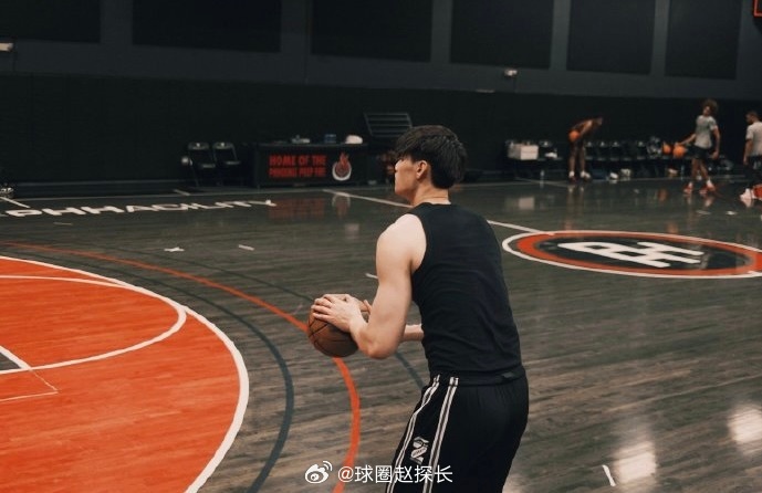 媒體人：我聽(tīng)說(shuō)曾凡博會(huì)代表籃網(wǎng)出戰(zhàn)NBA中國(guó)賽 預(yù)測(cè)雙向合同有戲