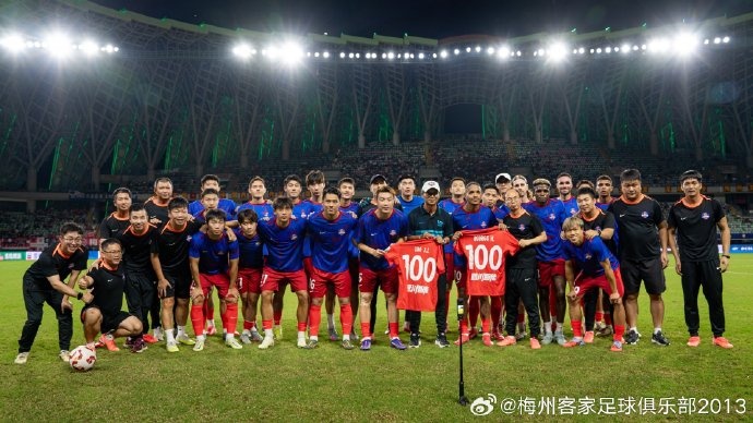 梅州客家球員廖均健、羅德里格 代表球隊(duì)出戰(zhàn)第100場(chǎng)正式比賽