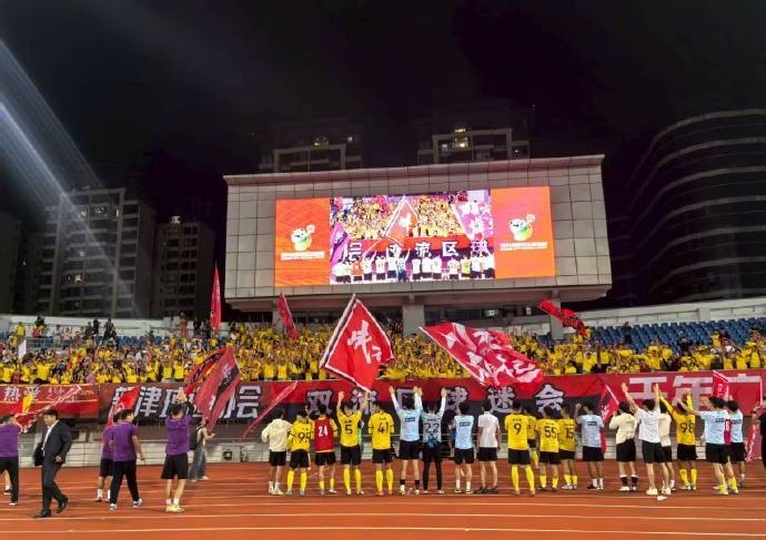 川超揭幕戰(zhàn)，成都隊6-0大勝遂寧隊，21000余名球迷現(xiàn)場觀戰(zhàn)