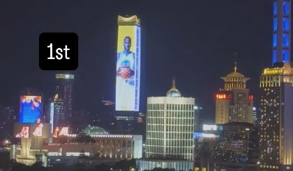 亮相中國上海外灘巨幕！追夢：媽媽我做到了 永懷感恩！