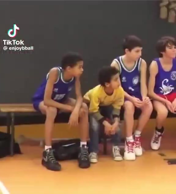 ??很喜歡生氣砸球??！小時(shí)候的文班亞馬是怎么打球的？