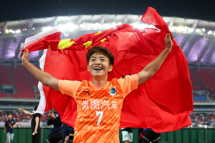 率武漢女足亞冠奪冠！官方：王霜入選亞足聯(lián)年度最佳女足球員候選