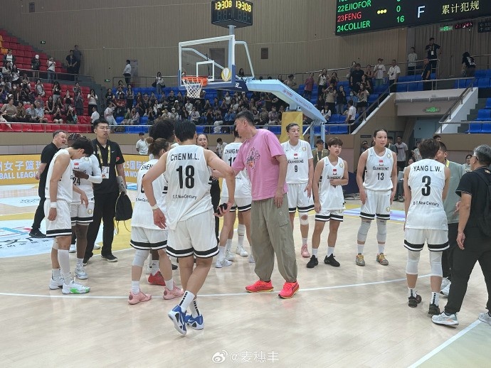 殺進(jìn)FIBA亞洲女籃聯(lián)賽決賽！杜鋒賽后跟廣東女籃全隊(duì)致意