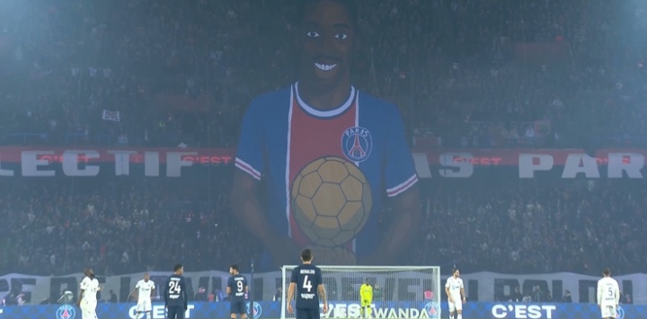 球迷展示巨型TIFO，慶祝登貝萊喜提金球獎(jiǎng)和恩里克獲頒克魯伊夫獎(jiǎng)