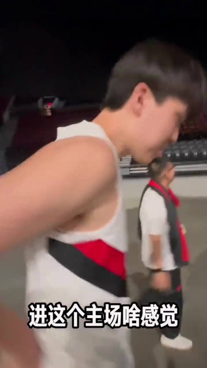 幽默??第一次穿開拓者球衣進主場什么感覺？楊瀚森：挺涼快的